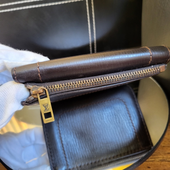 Louis Vuitton Utah Leather Men's Wallet in Dark Brown. - Picture 13 of 16